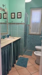 アグリジェントにあるVilla Guardiaのバスルーム(シャワー、洗面台、トイレ付)