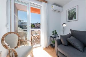 sala de estar con sofá y ventana en Bulevar Apartments, en Dubrovnik
