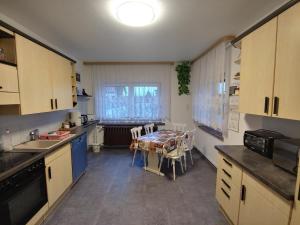 Kuchyň nebo kuchyňský kout v ubytování Gemütliche Ferienwohnung in Körba am See