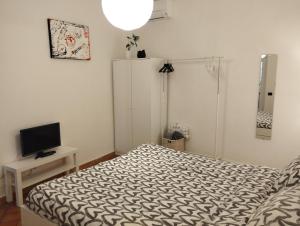 een kleine slaapkamer met een bed en een televisie bij OLD TOWN HOUSE LA CORTE Casa Vacanze in Civita Castellana