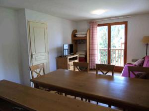 a living room with a wooden table and chairs at Résidence Belvedere - 3 Pièces pour 8 Personnes MAE-8914 in Modane +4 photos