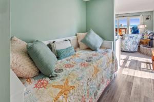 Un dormitorio con una cama con almohadas. en C223C Daze Aaah View Oceanfront Community Pool, en Duck