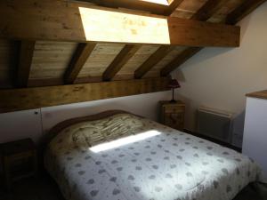 a bedroom with a bed with a wooden ceiling at Chalet Les Pins - 3 Pièces pour 6 Personnes 84 in Valloire