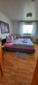 1 dormitorio con 1 cama grande en una habitación en Ferienwohnung an der Lahn en Limburg an der Lahn