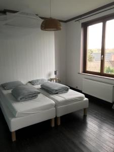 a white bed in a room with a window at Charmante villa des années 30 in Abeiche