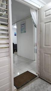 um corredor com uma porta e um quarto com uma placa em Cosy Corner #2 em Bridgetown