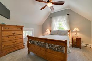 Tempat tidur dalam kamar di Bright Home with Outdoor Space, Steps to River