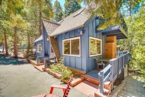 una pequeña casa azul en el bosque en Steps to Lake Arrowhead Cabin with BBQ!, en Lake Arrowhead