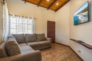 uma sala de estar com um sofá e uma janela em Casa Amarilla em Playa Avellana