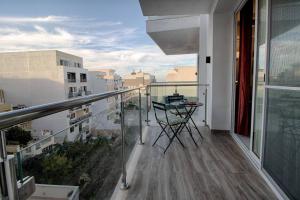 balcón con mesa y vistas a la ciudad en 3bed Mellieha With Shared Pool, en Mellieħa