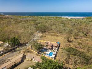 uma vista aérea de uma casa ao lado do oceano em Casa Amarilla em Playa Avellana