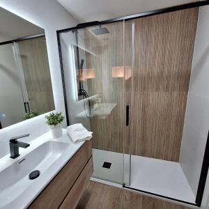 a bathroom with a shower and a sink at Apto 200 mts playa Lapamán, terraza vistas al mar in Bueu