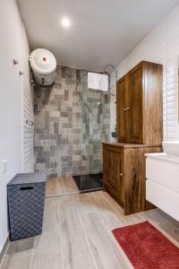a bathroom with a shower and a sink and a toilet at Designer 1 Bed Maisonette Swieqi By Homely in Is-Swieqi