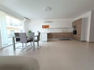 a kitchen and dining room with a table and chairs at Cosy 2bed Apartment In Manikata By Homely in Mellieħa