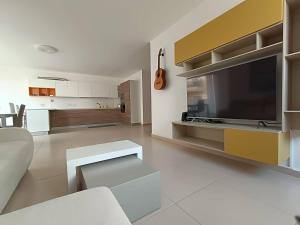 Televízia a/alebo spoločenská miestnosť v ubytovaní Cosy 2bed Apartment In Manikata By Homely
