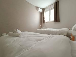 a white bed in a room with a window at Cosy 2bed Apartment In Manikata By Homely in Mellieħa