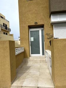 una puerta en el lateral de un edificio en Pearlcourt 1 Bedroom Ph Mellieha, en Mellieħa
