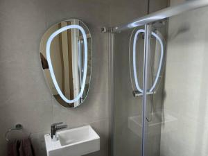W łazience znajduje się prysznic, umywalka i lustro. w obiekcie Prime Location - Sliema Lovely3bedroom With Garage w mieście Sliema