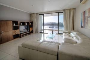 un soggiorno con divano e TV di The Strand Apartments By Homely a Sliema