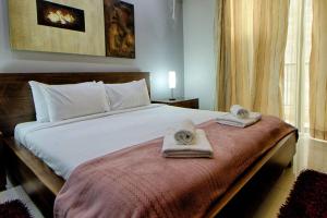 A bed or beds in a room at The Strand Apartments By Homely