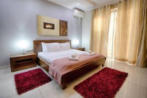 A bed or beds in a room at The Strand Apartments By Homely