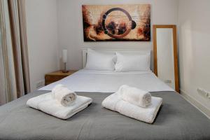 A bed or beds in a room at The Strand Apartments By Homely