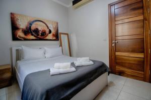A bed or beds in a room at The Strand Apartments By Homely