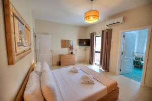 ein Schlafzimmer mit einem großen Bett in einem Zimmer in der Unterkunft Jonathan Cassar St Julians Lovely 3 Bedrooms in Taʼ Ċikkun
