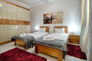 A bed or beds in a room at The Strand Apartments By Homely