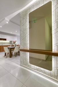 a large mirror on a wall in a room at Grand 3BED Burseley Terrace fl2 Swieqi by Homely in Is-Swieqi