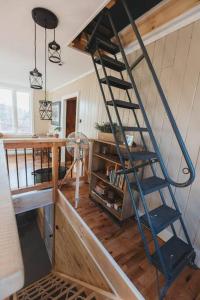 eine Wendeltreppe in einem Zimmer mit Holzboden in der Unterkunft Newmont Lodge in Hoosick Falls