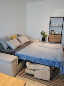 - un lit et un canapé dans une chambre dans l'établissement Lovely 1-bedroom Vacation Home With Gorgeous Views, à Mellieħa