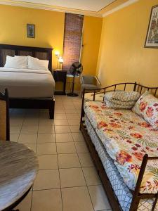 um quarto de hotel com uma cama e uma mesa e uma mesa em Sunny Tides at Montego Bay Club Resort em Montego Bay