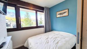 Giường trong phòng chung tại Résidence Les Terrasses De Veret - Appartement lumineux · Au pied des pistes · Piscine · Spa MAE-5444