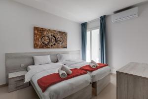 Llit o llits en una habitació de 9ten11 Seafront By Homely
