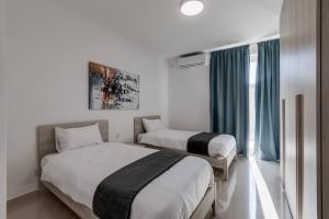 Llit o llits en una habitació de 9ten11 Seafront By Homely