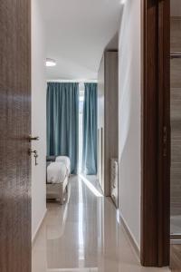Llit o llits en una habitació de 9ten11 Seafront By Homely