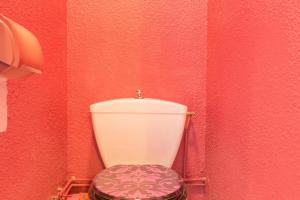 baño con aseo en una pared roja en Résidence Phenix - STUDIO CABINE 4/5 PERSONNES MAE-9734, en Le Corbier 12 fotos más