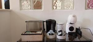 uma bancada com comodidades para preparar café e utensílios em G&G Giusy e Gabry em Santhià