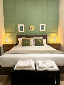 Serenity B&B في بريشيا: غرفة نوم بسرير كبير عليها منشفتين
