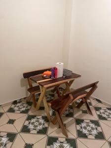 einem Holztisch mit einer Rolle Toilettenpapier darauf in der Unterkunft Casa El Majahual in Playa San Blas