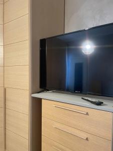 a flat screen tv sitting on top of a cabinet at Appartamento ampio ed indipendente in Formigliana