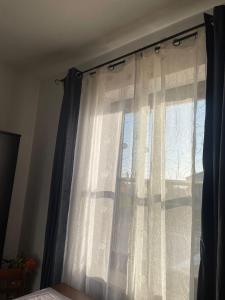 cortina en una ventana de una habitación en Appartamento ampio ed indipendente, en Formigliana