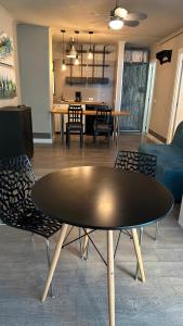 een woonkamer met een tafel en stoelen bij Torres Yomely Las Americas in Playa de las Americas