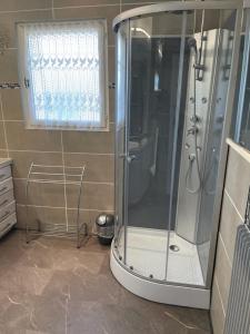 a shower with a glass door in a bathroom at Belle villa entre la montagnette et les Alpilles in Tarascon