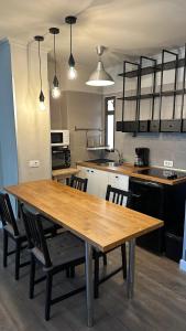 een keuken met een houten tafel en stoelen bij Torres Yomely Las Americas in Playa de las Americas +4 foto's