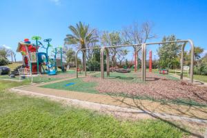 um parque com parque infantil com escorrega em מול הים בקיסריה em Caesarea