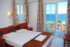 Postel nebo postele na pokoji v ubytování Hotel Smaragdi