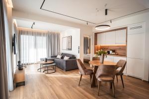ein Wohnzimmer mit Sofa und Tisch in der Unterkunft Volos Inn Hotel in Volos