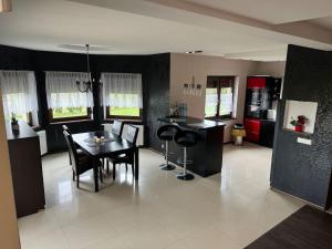 una cucina e una sala da pranzo con tavolo e sedie di Wyłączony a Krotoszyce Altre 9 foto